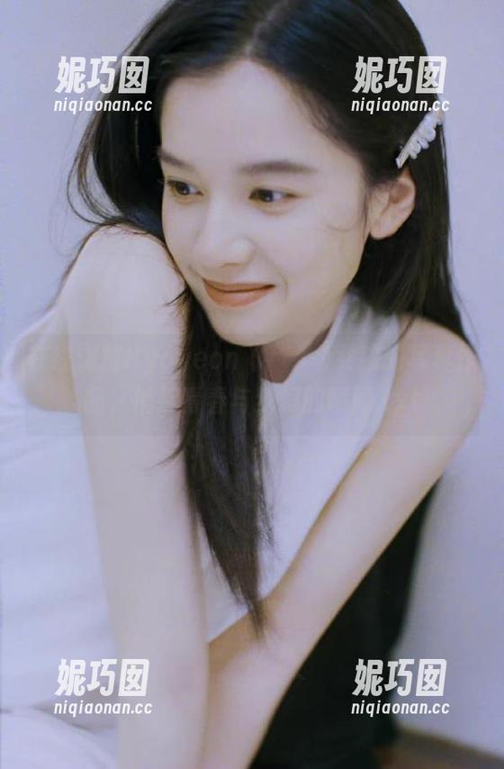 在线浏览Hyoyeon (김효연)女孩的写真作品，捕捉青春与梦幻的瞬间.txt